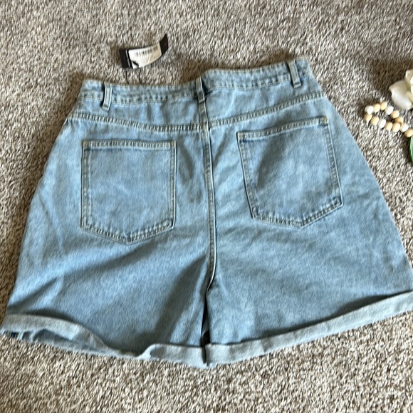 NWT Pretty Little Thing High Waisted Mom shorts - Picture 5 of 7